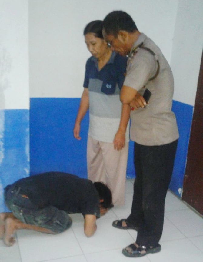 pecandu narkoba bersujud setelah dipolisikan
