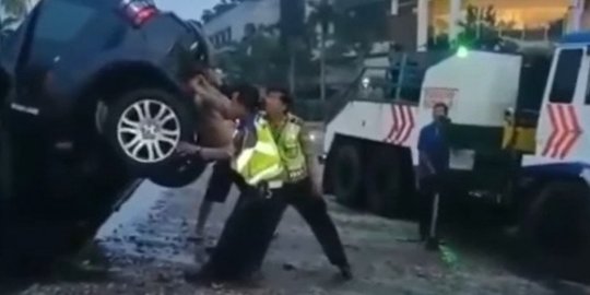 Sopir Kurang Konsentrasi, Mobil Land Rover Masuk ke Kolam Bundaran HI