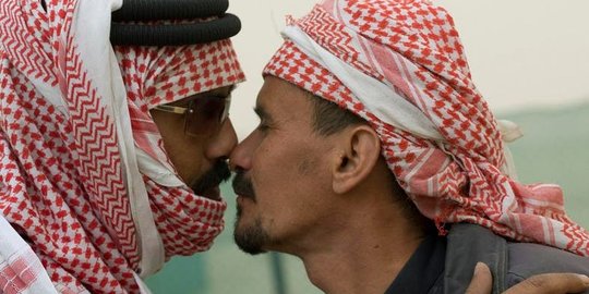 Uni Emirat Arab Imbau Warganya Tak Berciuman Demi Cegah Penularan Virus Corona