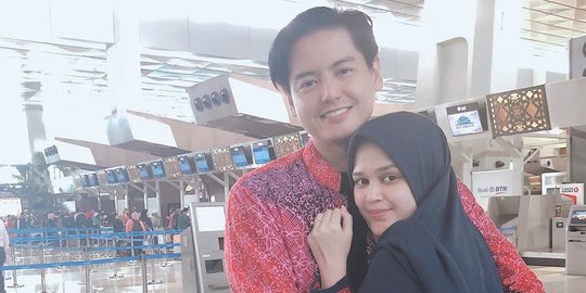 Bikin Haru! Cut Meyriska Tidur Bersama Baju yang Dipakai Roger Usai Ditinggal Umrah