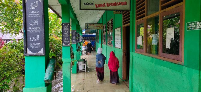 sd di kota serang terendam banjir