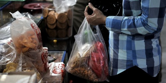 Penggunaan Kantong Plastik Masih Marak di Pasar Tebet