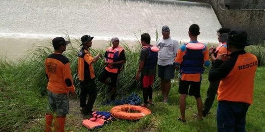 Warga Karanganyar Hanyut Mandi di Sungai Cemoro