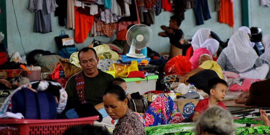 Menengok Kondisi Korban Banjir di Gor Total Persada