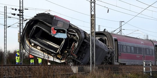 Kereta Cepat Italia Tergelincir, 2 Orang Tewas