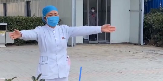 Bertugas Cegah Virus Corona, Ini Kisah Haru Perawat Peluk Anaknya dari Kejauhan
