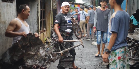 Habis Dilalap Api, Warga Kumpulkan Puing Rumah yang Tersisa