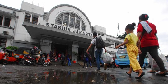 Kereta Menumpuk Akibat Rel Tergenang, KRL Tujuan Jakarta Kota Hanya Sampai Manggarai