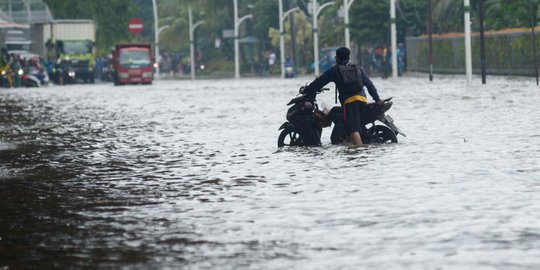 Jalan Ahmad Yani Banjir, Sejumlah Pemotor yang Nekat Terobos Mogok