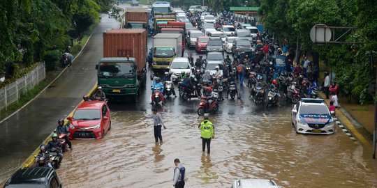 Lalu Lintas Jalan Perintis Kemerdekaan Terhambat Akibat Banjir