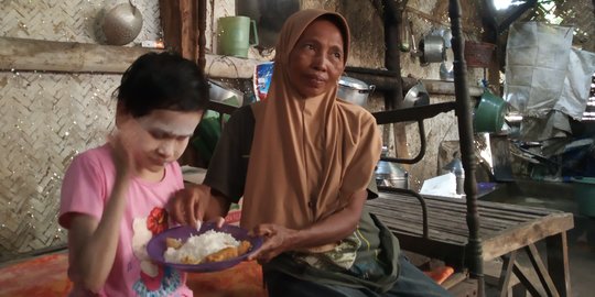 contoh transaksi peristiwa luar biasa Kisah Bu Iya Merawat Dua Anak yang Lumpuh Sejak Lahir 