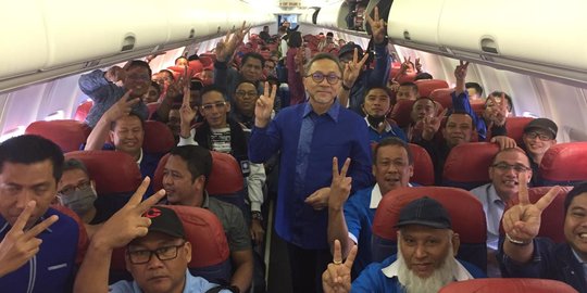 Zulkifli Hasan Sewa Pesawat Bersama Pendukung Menuju Kongres PAN