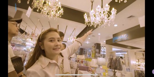 Wow! Prilly Latuconsina Beli Lampu Kristal nan Mewah Untuk di Kamar Mandi