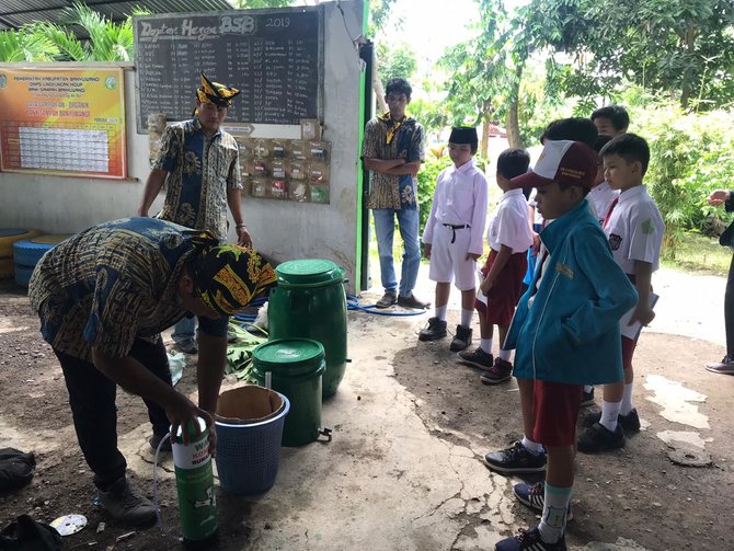 puluhan pelajar di banyuwangi belajar bijak kelola sampah