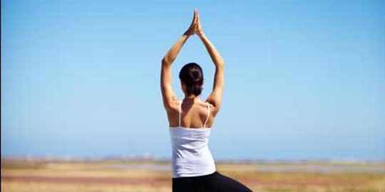 5 Gerakan Yoga Sederhana Setelah Bangun Tidur, Bikin Badan Jadi Lebih Segar