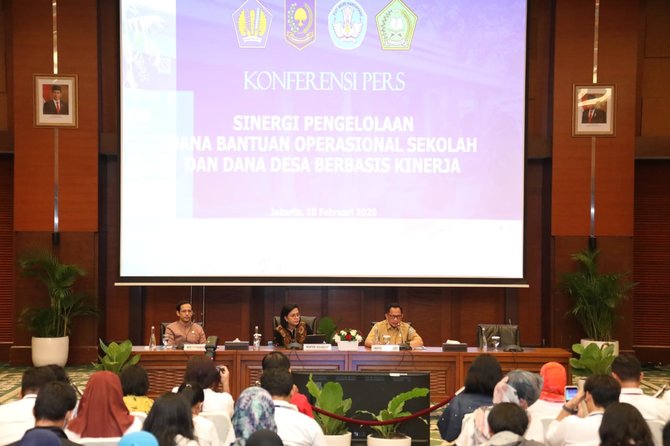 mendagri tito karnavian saat konferensi pers sinergi pengelolaan dana bos dan dana desa berbasis kinerja