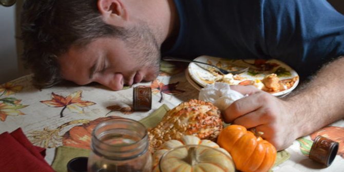 5 Cara Mengatasi Food Coma, Kebiasaan Mengantuk Setelah Makan