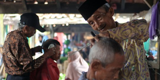 Kisah Mastur, Senjakala Tukang Cukur Pitingan di Pasar Tradisional Cilacap