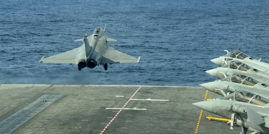 Memantau Operasi Militer Prancis untuk Perangi ISIS di Laut Mediterania
