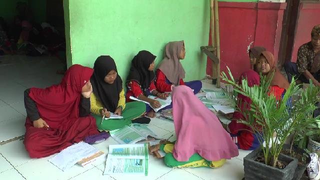 siswa sdn karawang belajar di musala karena bangunan sekolah ambruk