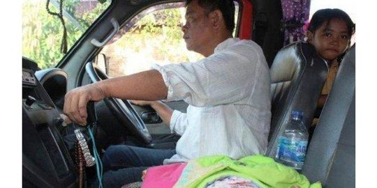 Viral Video Sopir Angkot Bawa Bayi Saat Narik, Kisahnya Bikin Nangis