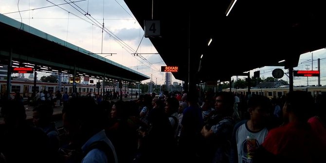 Ada Revitalisasi Wesel, Malam Ini Perjalanan KRL Commuter Line Hanya ...