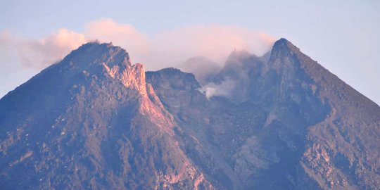 Gunung Merapi Erupsi Pagi Ini, Semua Jalur Pendakian Ditutup