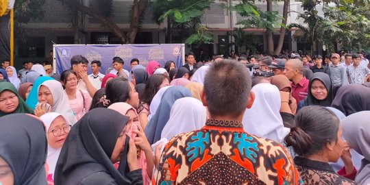 Ratusan Siswa SMAN 12 Bekasi Demo Bela Guru yang Pukul Siswa Terlambat