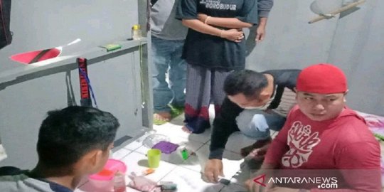 Pasutri Ini Jual Sekaligus Sediakan Tempat Konsumsi Sabu di Rumah