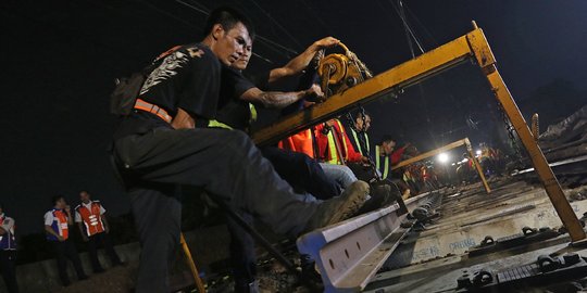 Memantau Revitalisasi Wesel yang Bikin Perjalanan KRL Terganggu