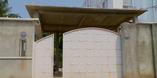 potret rumah artis indonesia dengan nuansa putih, tampak megah nan elegan