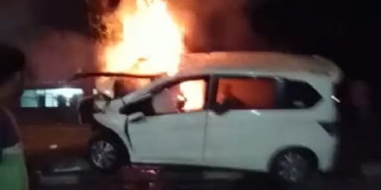 Tabrak Pohon Dekat Pajus Medan, Pengusaha Tewas Terbakar di Dalam Mobil