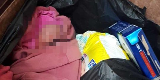 Bayi Berselimut Merah Ditemukan Tergeletak di Tempat Pembuangan Sampah