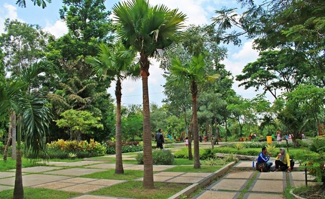 wahana bermain anak di taman bungkul