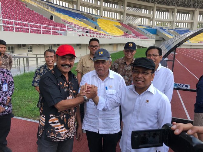 menteri basuki dan wali kota solo fx rudy di stadion manahan solo