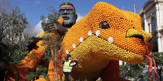 Menyulap Ratusan Lemon Jadi Patung-Patung Raksasa