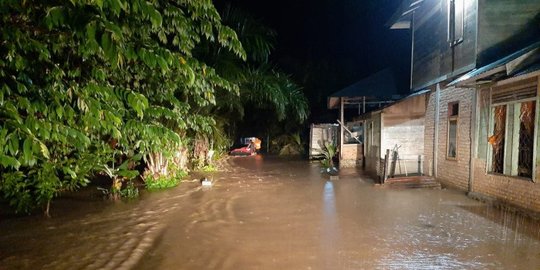 Sungai Batahan Meluap, Ratusan Rumah Warga di Pasaman Barat Terendam Banjir