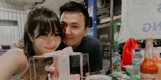 Momen Valentine, Gisel dan Wijin Rayakan di Warung Mie Pinggir Jalan