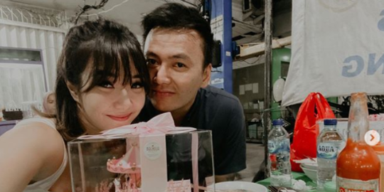 Sederhana, Gisel dan Wijin Rayakan Valentine di Warung Pinggir Jalan