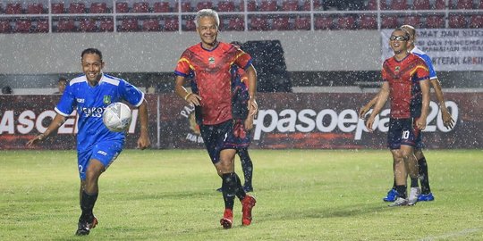 Jajal Stadion Manahan, Ganjar Jadi Penyerang Tim Pemprov Lawan Pemkot Surakarta