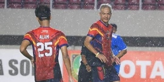 Aksi Ganjar Pranowo Main Bola di Peresmian Stadion Manahan Solo, Sambil Hujan-Hujan