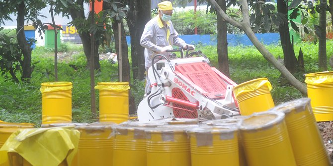 87 Drum Berisi Tanah dan Vegetasi Dibawa ke Tempat Sementara Limbah Radioaktif