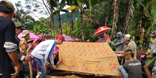 Satu Warga Meninggal dan Satu Hilang Akibat Longsor di Garut