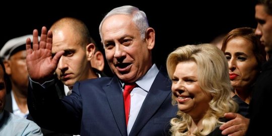 Perempuan Israel Lempar Apel Ke Perdana Menteri Benjamin Netanyahu Saat Jumpa Pers