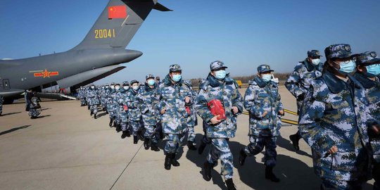 Tentara Medis China Terus Dikerahkan Tangani Pasien COVID-19 di Wuhan
