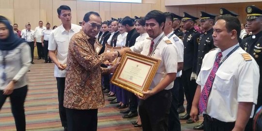 Menhub Budi Beri Penghargaan Bagi Awak Pesawat yang Evakuasi WNI dari China