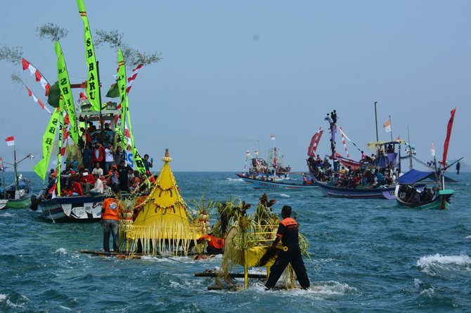 upacara larung sembonyo