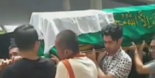 Potret Reza Rahadian Ikut Gotong Keranda Jenazah Ashraf Sinclair