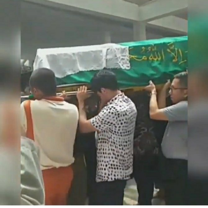 reza rahadian ikut gotong keranda jenazah ashrafinstagram lambeturah