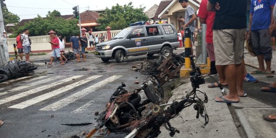 Laga Persebaya vs Arema Berujung Kericuhan Suporter, 6 Motor Hangus Terbakar